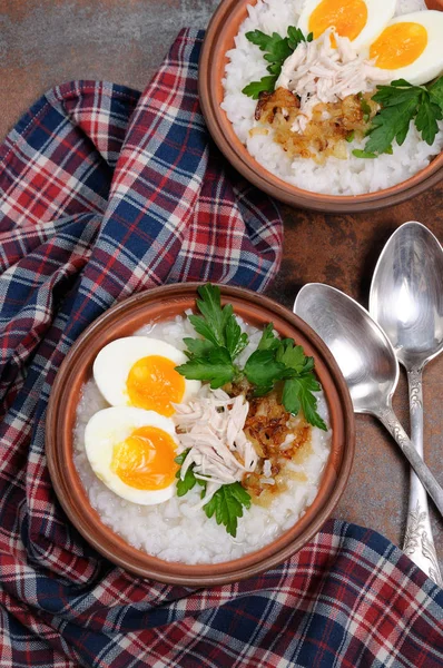Рисовая каша с яйцом — стоковое фото