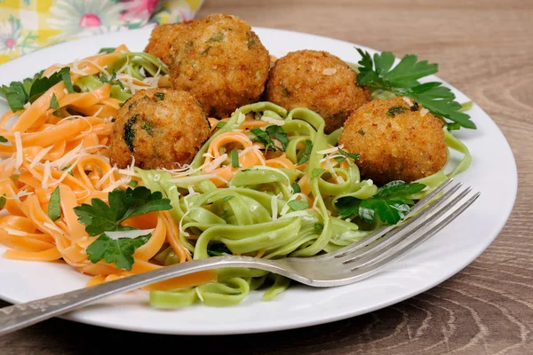 Espaguetis con queso y albóndigas —  Fotos de Stock