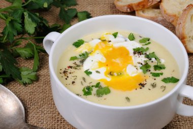 haşlanmış yumurta ile krem patates çorbası