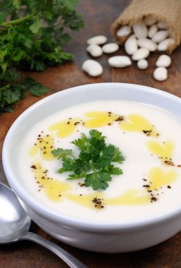 Beyaz kadife fasulye çorbası püre