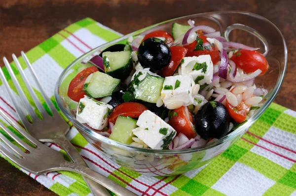 Orzo ile Yunan salatası — Stok fotoğraf
