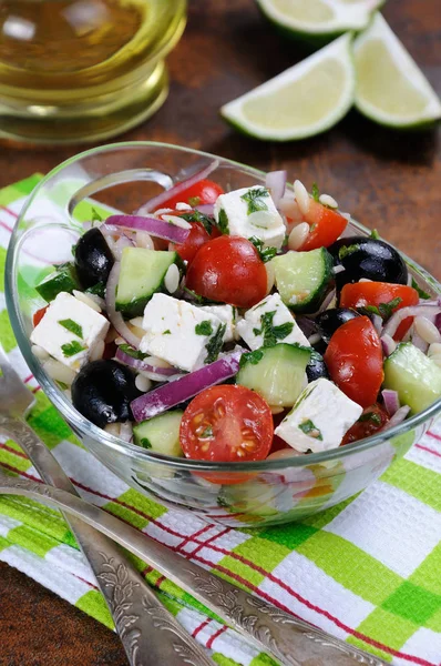 Salada grega com Orzo — Fotografia de Stock