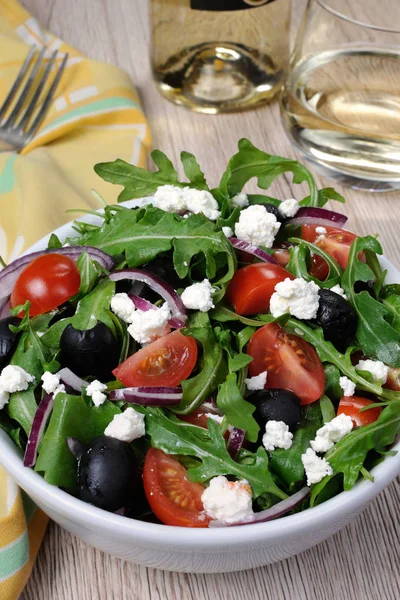 Griechischer Salat mit Rucola — Stockfoto