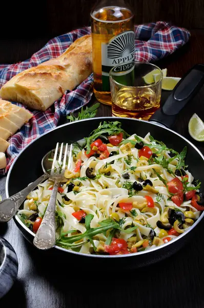Pasta med oliver och tomater — Stockfoto