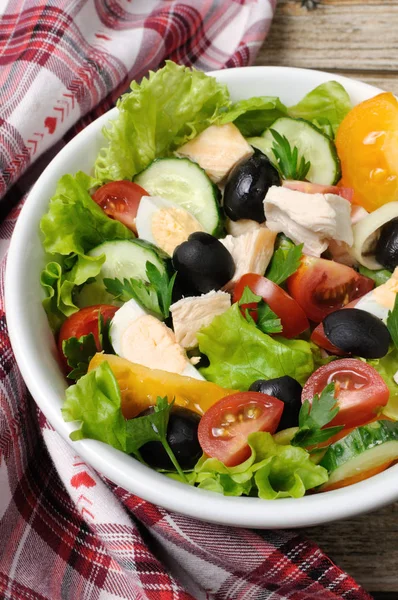 Salada de legumes com frango e ovos — Fotografia de Stock