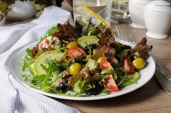 Yaz salatası - avokado, zeytin, domates ile — Stok fotoğraf