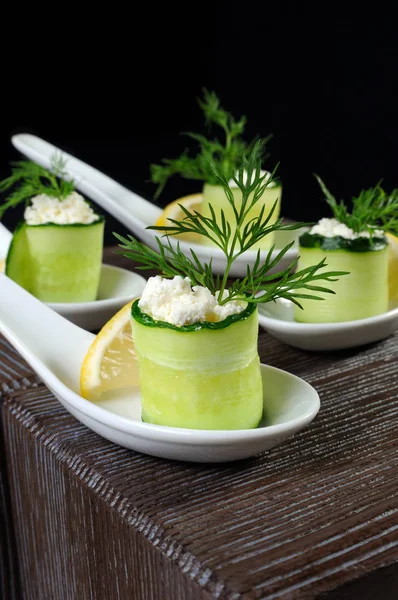 Agurkagurk-kanape med ricotta – stockfoto