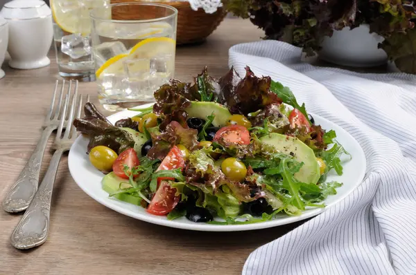 Salada de Verão - Com abacate, azeitonas, tomates — Fotografia de Stock