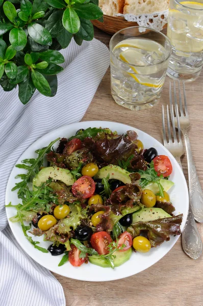 Летний салат - с авокадо, оливками, помидорами — стоковое фото
