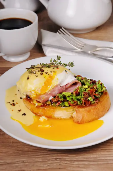 Toast med guacamole med ägg Benedict — Stockfoto