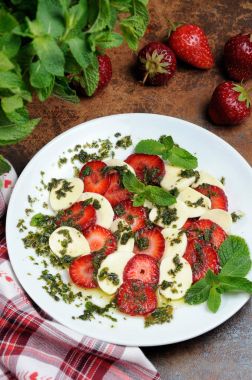 Çilek caprese Mozzarella peyniri ile