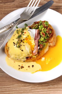 Guacamole Yumurta Benedict ile tost