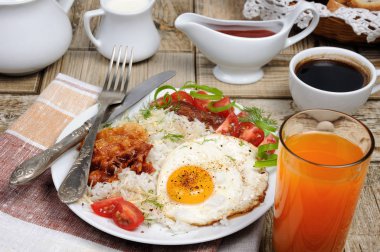 Kahvaltı - yumuşak haşlanmış pirinç pişmiş yumurta ile