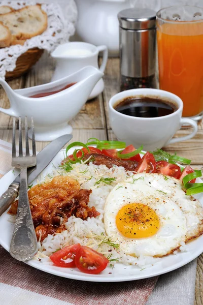 Завтрак - Мягкий вареный рис с яичницей — стоковое фото