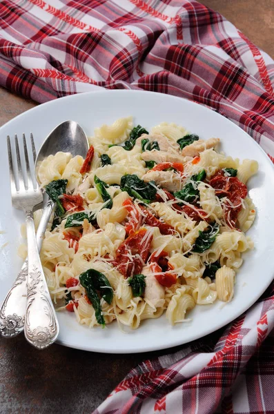 Massa de salada com frango — Fotografia de Stock