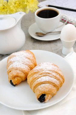 Sabah kahve fincanı kruvasan