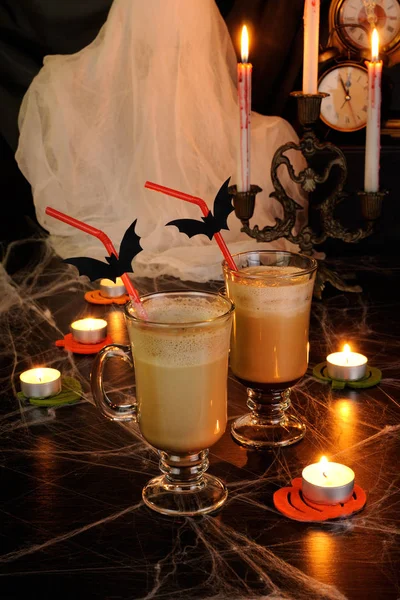 Cóctel de café con leche en vidrio irlandés para Halloween — Foto de Stock