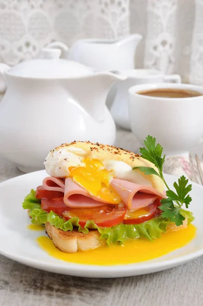 Eggs benedict voor het ontbijt — Stockfoto