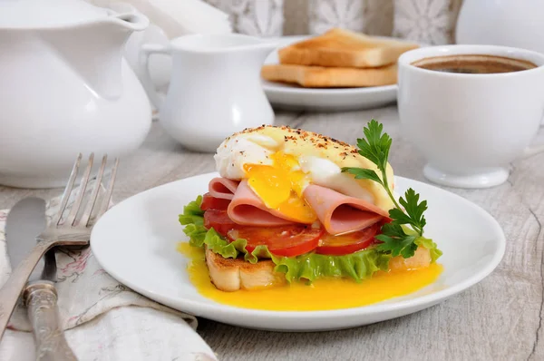 Eggs benedict voor het ontbijt — Stockfoto