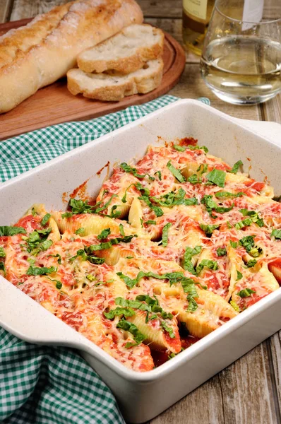 Pasta conchiglioni schelpen gevulde vlees gehakt — Stockfoto