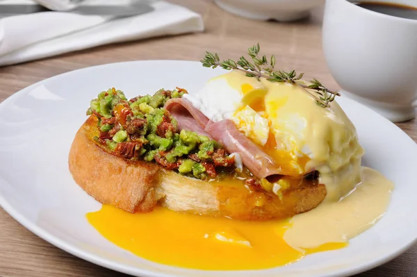 Toast met guacamole met ei Benedict — Stockfoto