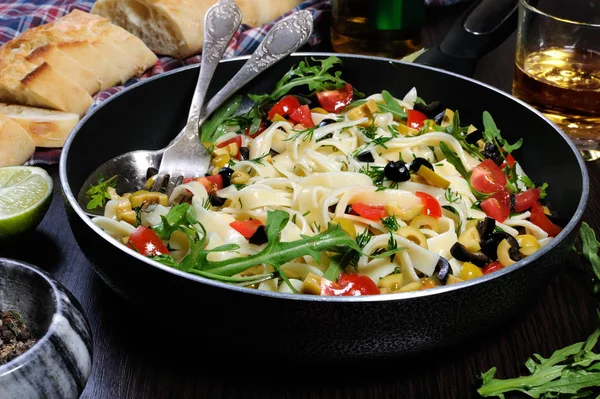 Pasta med oliver och tomater — Stockfoto