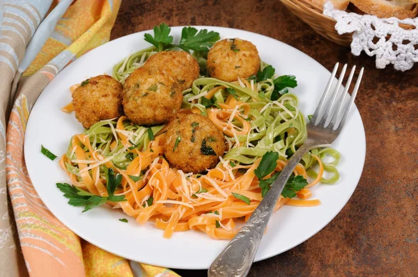 Espaguetis con queso y albóndigas — Foto de Stock