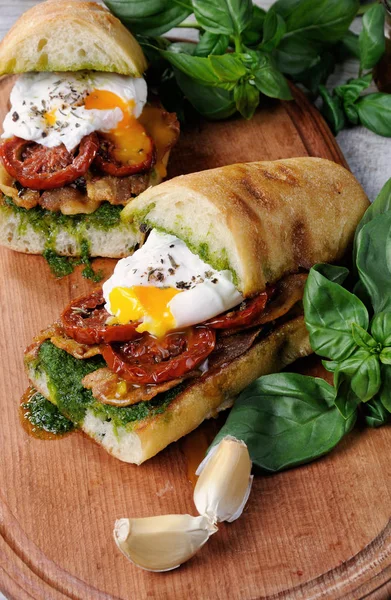 Ciabatta con uovo in camicia — Foto Stock