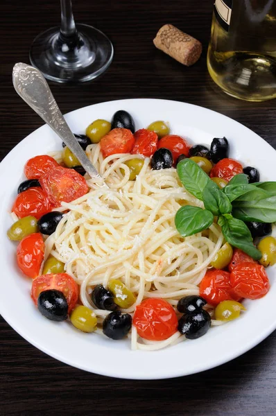 Espaguete com azeitonas e tomates — Fotografia de Stock