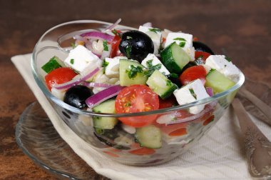 Orzo ile Yunan salatası