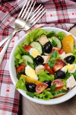 Sebze salatası tavuk ve yumurta