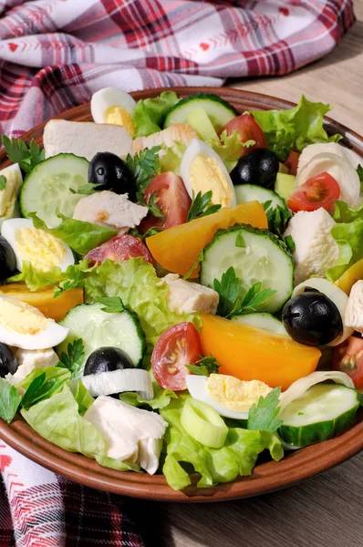 Овочевий салат з куркою та яйцями — стокове фото