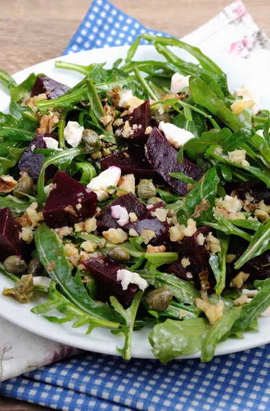 Salada de beterraba, rúcula e feta — Fotografia de Stock