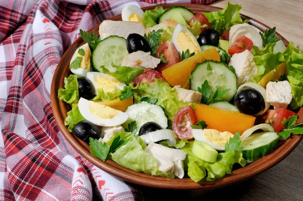 Salada de legumes com frango e ovos — Fotografia de Stock