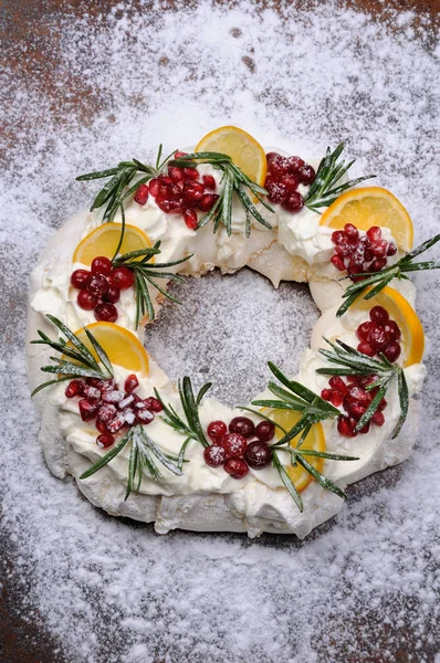 Kerst krans gemaakt van meringue — Stockfoto