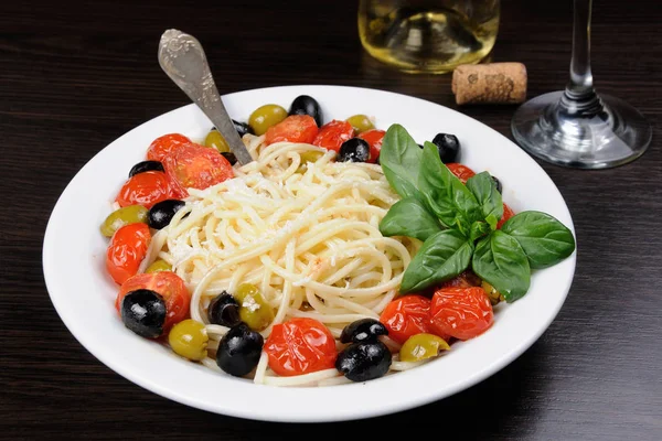 Spaghetti with olives and tomatoes — Stock Photo, Image