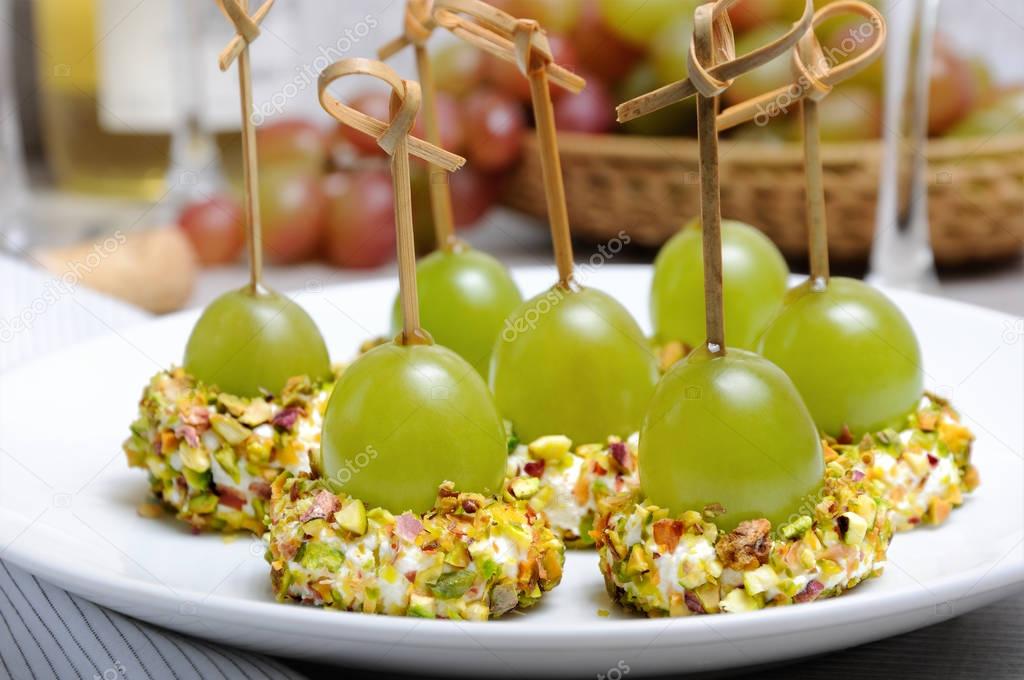 Cottage cheese cushions with grapes