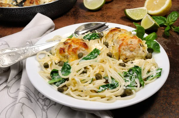 Spaghetti mit Frikadellen — Stockfoto