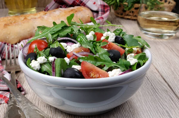 Греческий салат с рукколой — стоковое фото