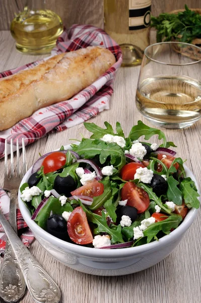 Grekisk sallad med ruccola — Stockfoto