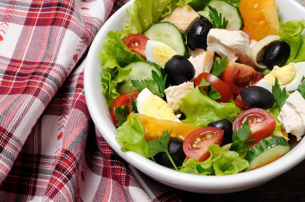 Salade de légumes avec poulet et œufs — Photo