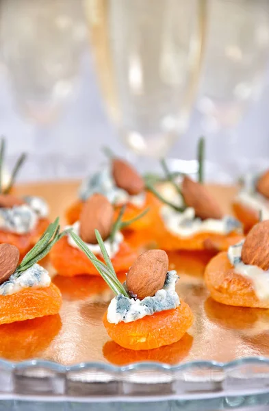 Sun-dried apricots with gorgonzola and almonds — Stock Photo, Image