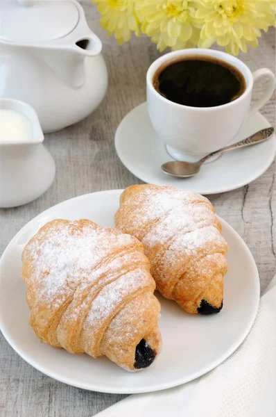 Morgon kaffe kopp croissant — Stockfoto