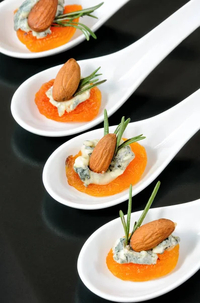 Sun-dried apricots with gorgonzola and almonds — Stock Photo, Image