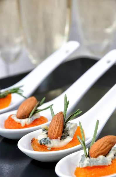 Sun-dried apricots with gorgonzola and almonds — Stock Photo, Image