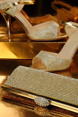 Rhinestones ile altın debriyaj