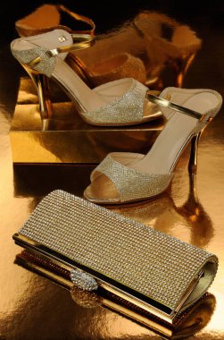 Rhinestones ile altın debriyaj