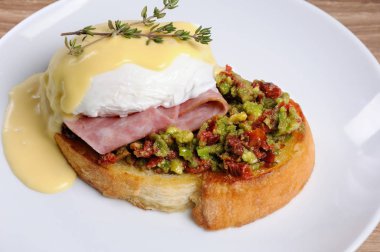 Guacamole Yumurta Benedict ile tost