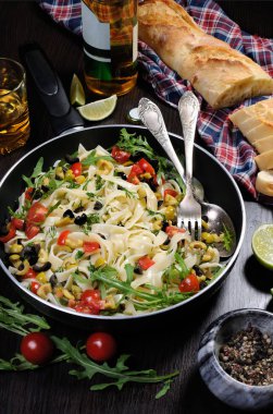 zeytin ve domates ile makarna