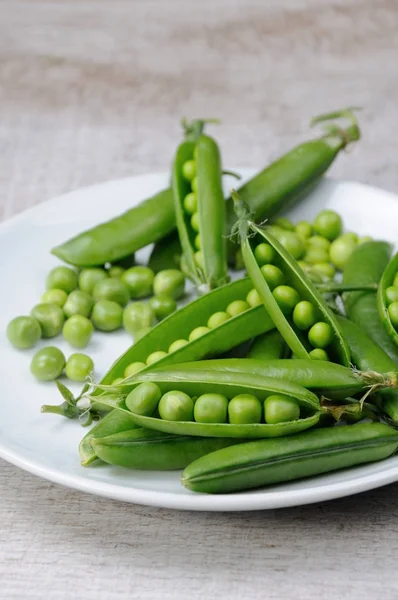 Schoten frischer grüner Erbsen — Stockfoto